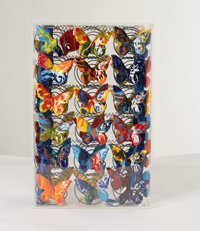 Scultura entro teca in plexiglas