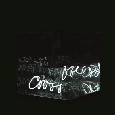 Cross over - cubo di specchi e neon