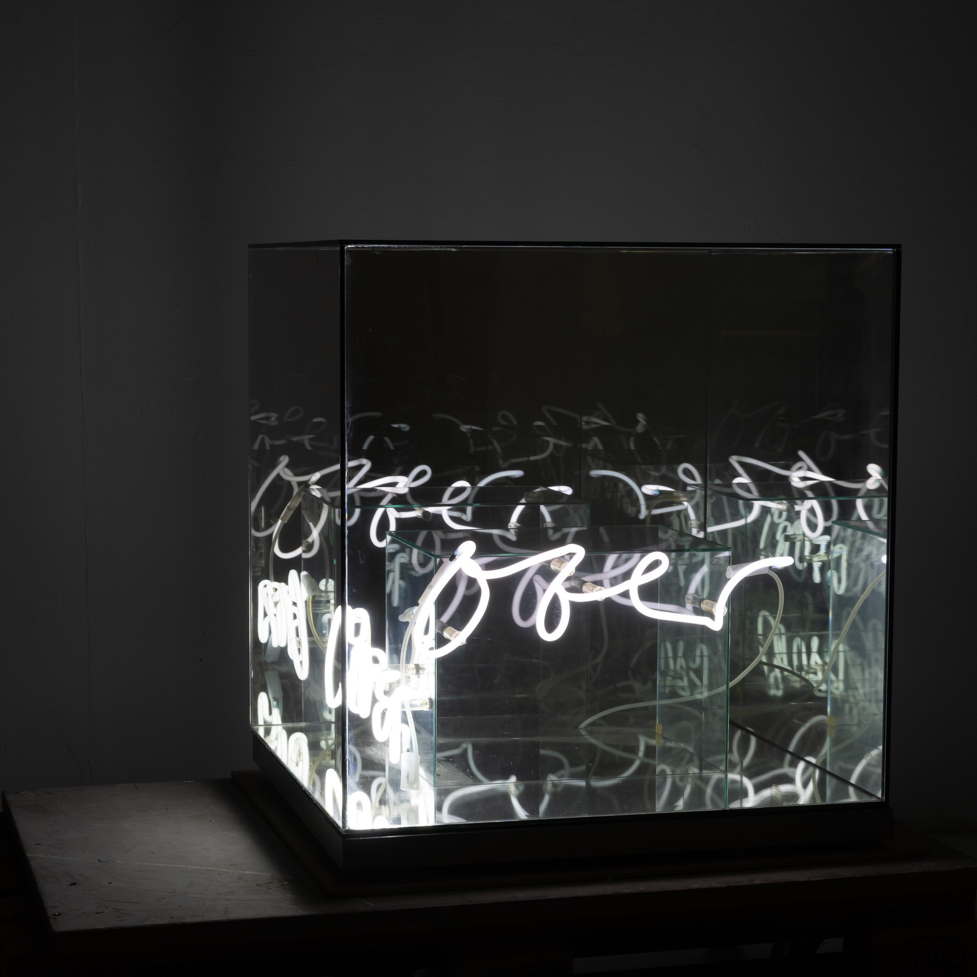 Brigitte Kowanz - Cross over - cubo di specchi e neon