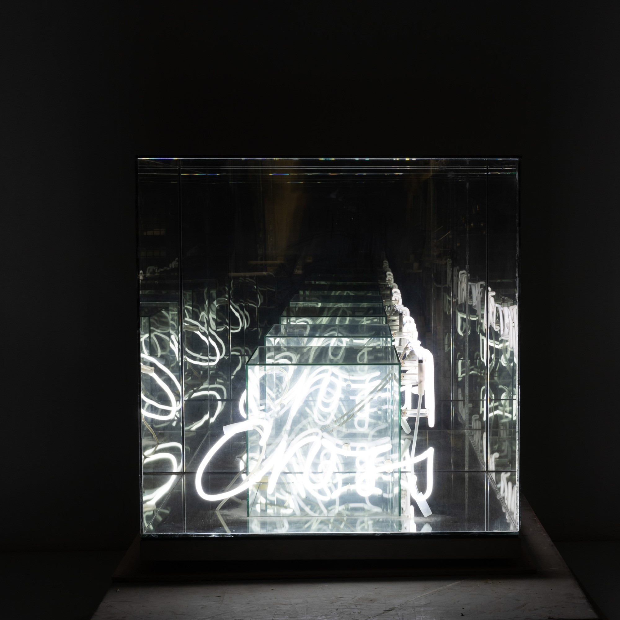 Brigitte Kowanz - Cross over - cubo di specchi e neon