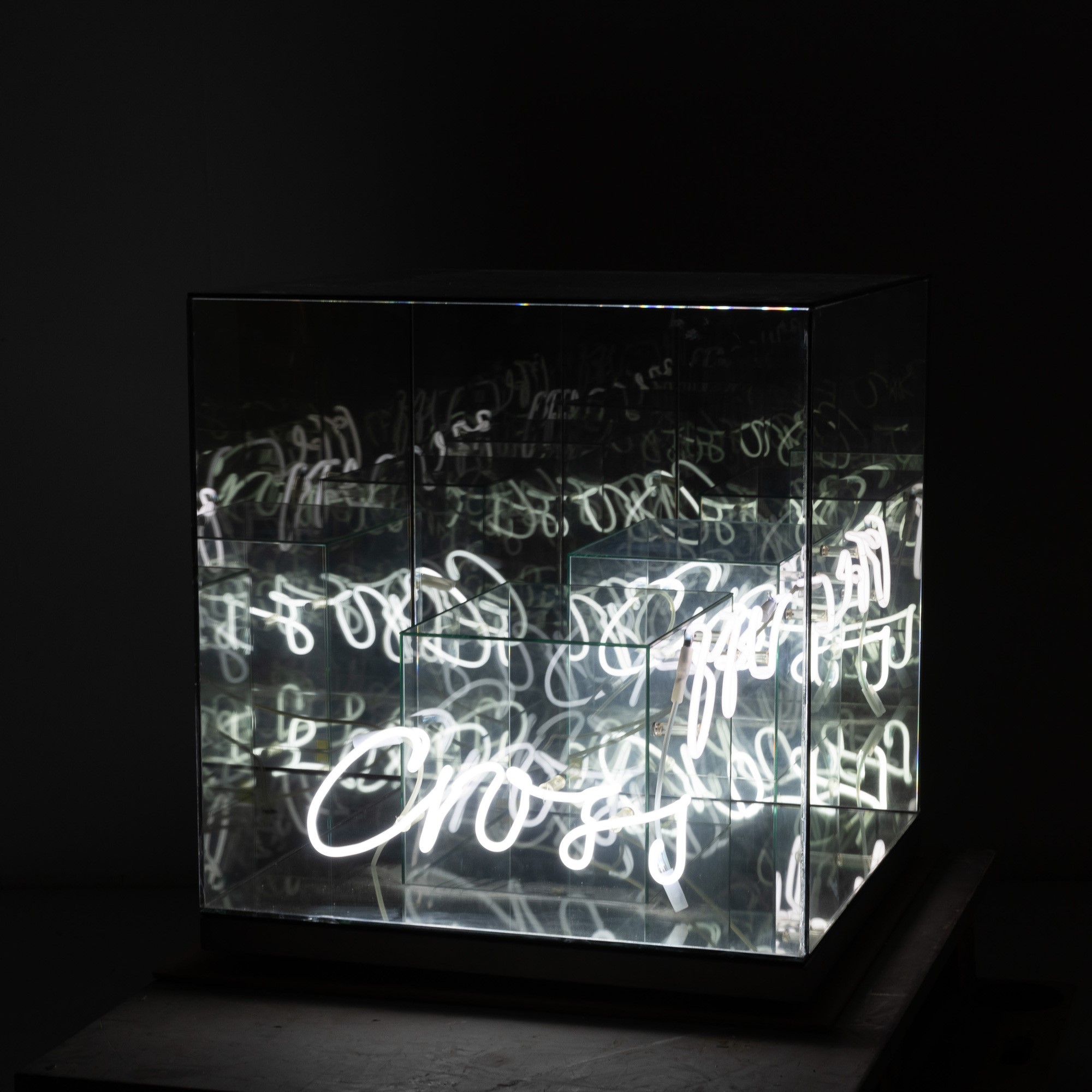 Brigitte Kowanz - Cross over - cubo di specchi e neon