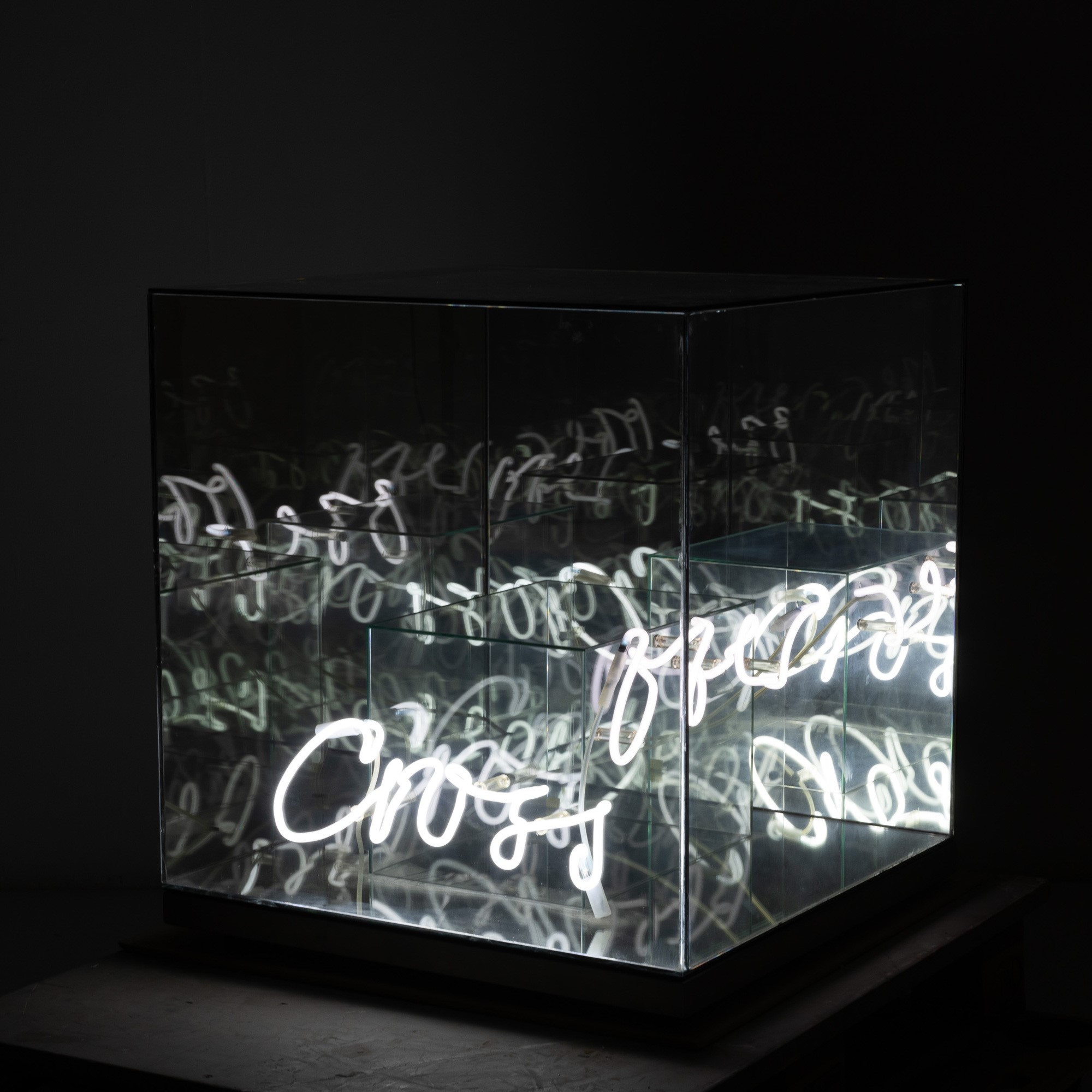 Brigitte Kowanz - Cross over - cubo di specchi e neon