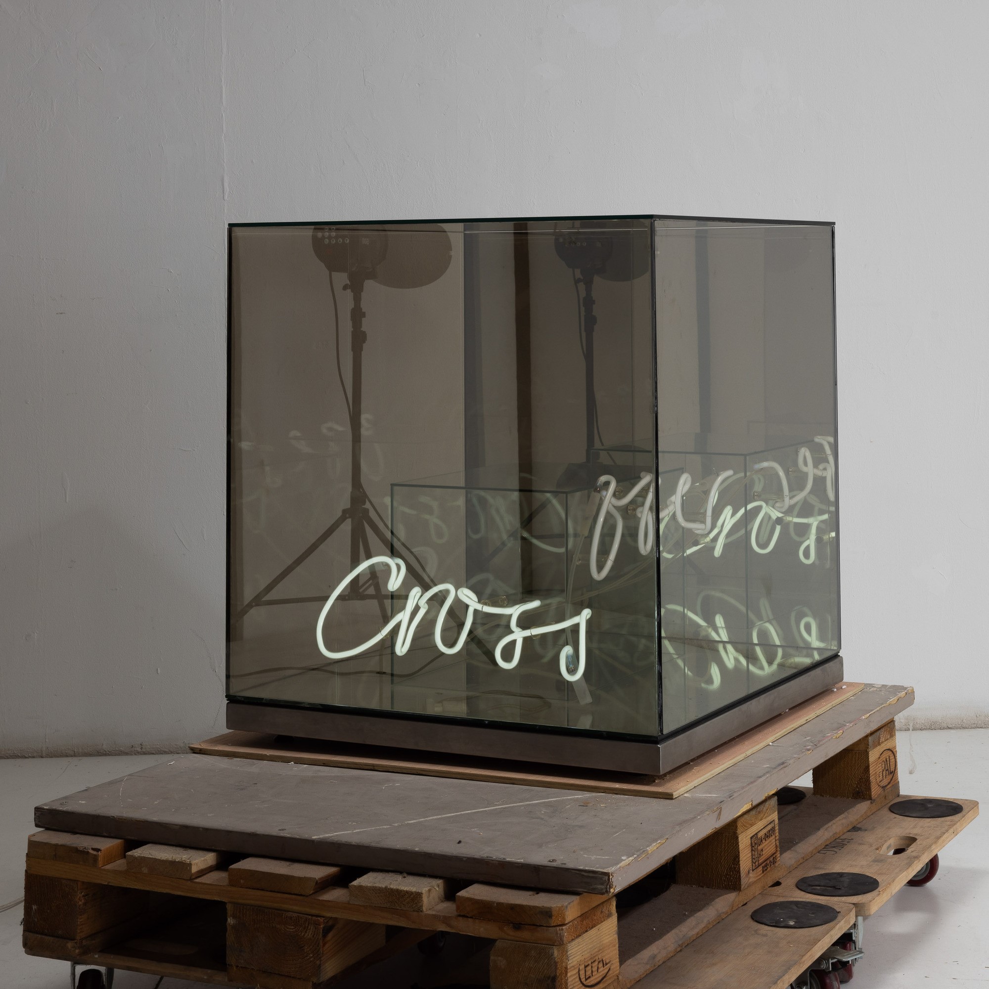 Brigitte Kowanz - Cross over - cubo di specchi e neon
