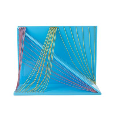 Complesso plastico colorato di linee-forza, multiplo in plastica ed elastici colorati