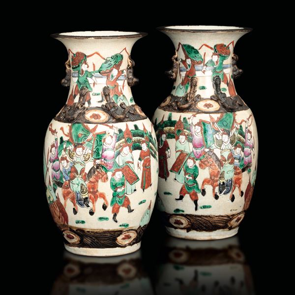 Coppia di vasi in porcellana craquelé Famiglia Verde raffiguranti scena di battaglia, Giappone, XIX secolo
