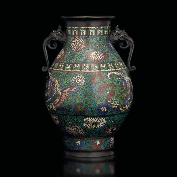 Vaso in smalti policromi cloisonné con motivi floreali e figure di fenice, anse a guisa di animale mitologico, Cina, XX secolo