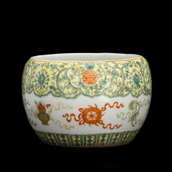 Vaso in porcellana Famiglia Verde con motivi vegetali e taoisti, Cina, Dinastia Qing, marca e del periodo Tongzhi (1862-1874)