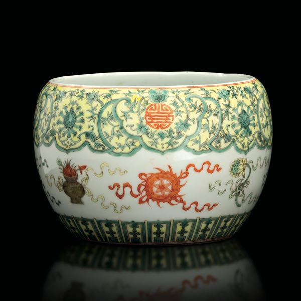 Vaso in porcellana Famiglia Verde con motivi vegetali e taoisti, Cina, Dinastia Qing, marca e del periodo Tongzhi (1862-1874)