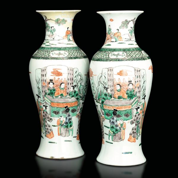 Coppia di vasi in porcellana Famiglia Verde con raffigurazione di scene di vita di corte, Cina, Dinastia Qing, XIX secolo