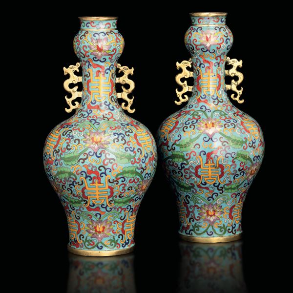 Coppia di vasi a smalti policromi cloisonné con decoro di fiori e anse sagomate,Cina, XX secolo