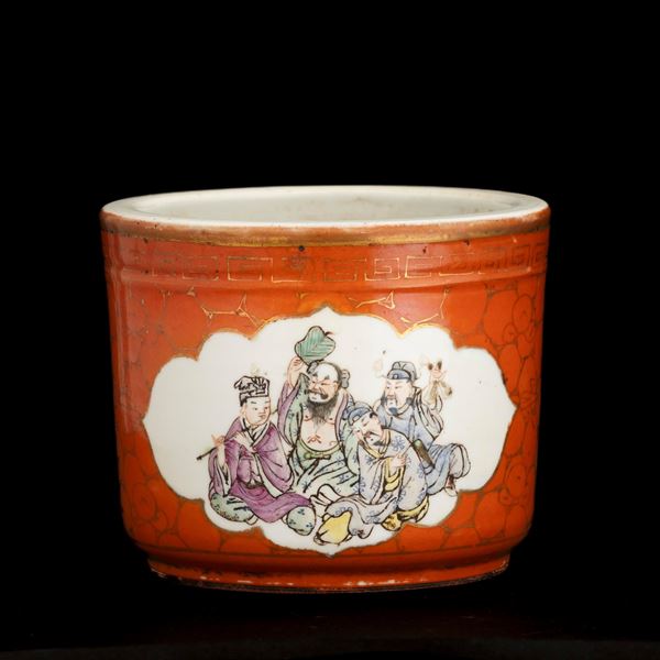 Vaso in porcellana a fondo corallo e dettagli dorati, raffigurante saggi entro riserva, Cina, XX secolo