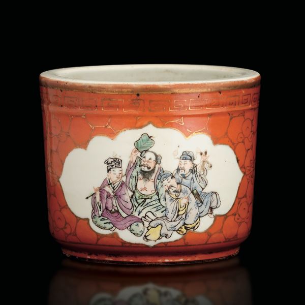 Vaso in porcellana a fondo corallo e dettagli dorati, raffigurante saggi entro riserva, Cina, XX secolo