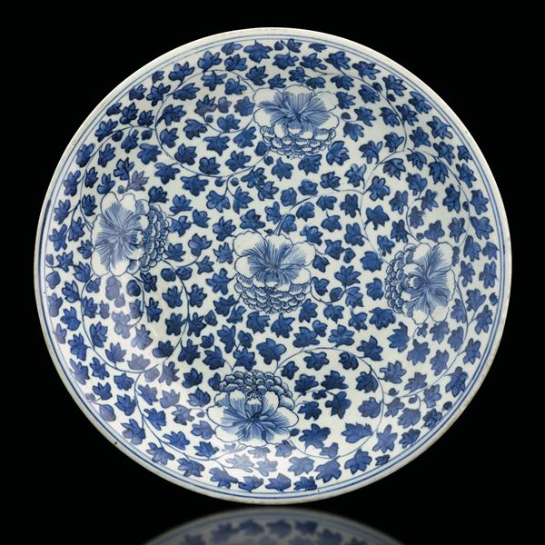 Piatto in porcellana bianca e blu raffigurante peonie, Cina, Dinastia Qing, XIX-XX secolo