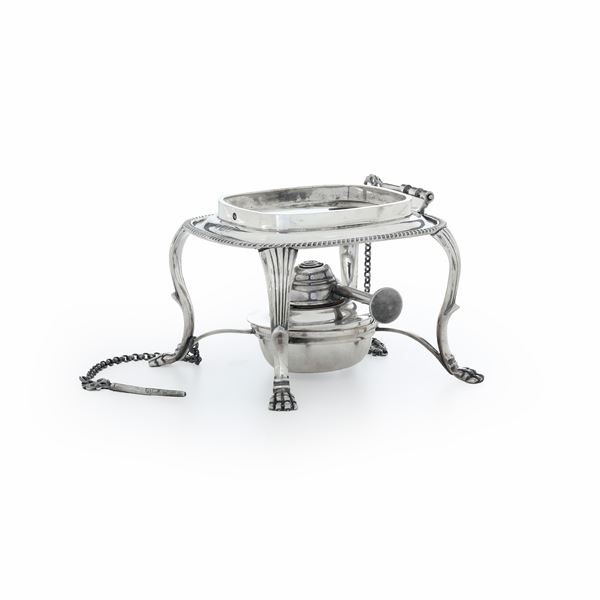 Parte inferiore di un samovar con fornelletto. Londra XIX secolo