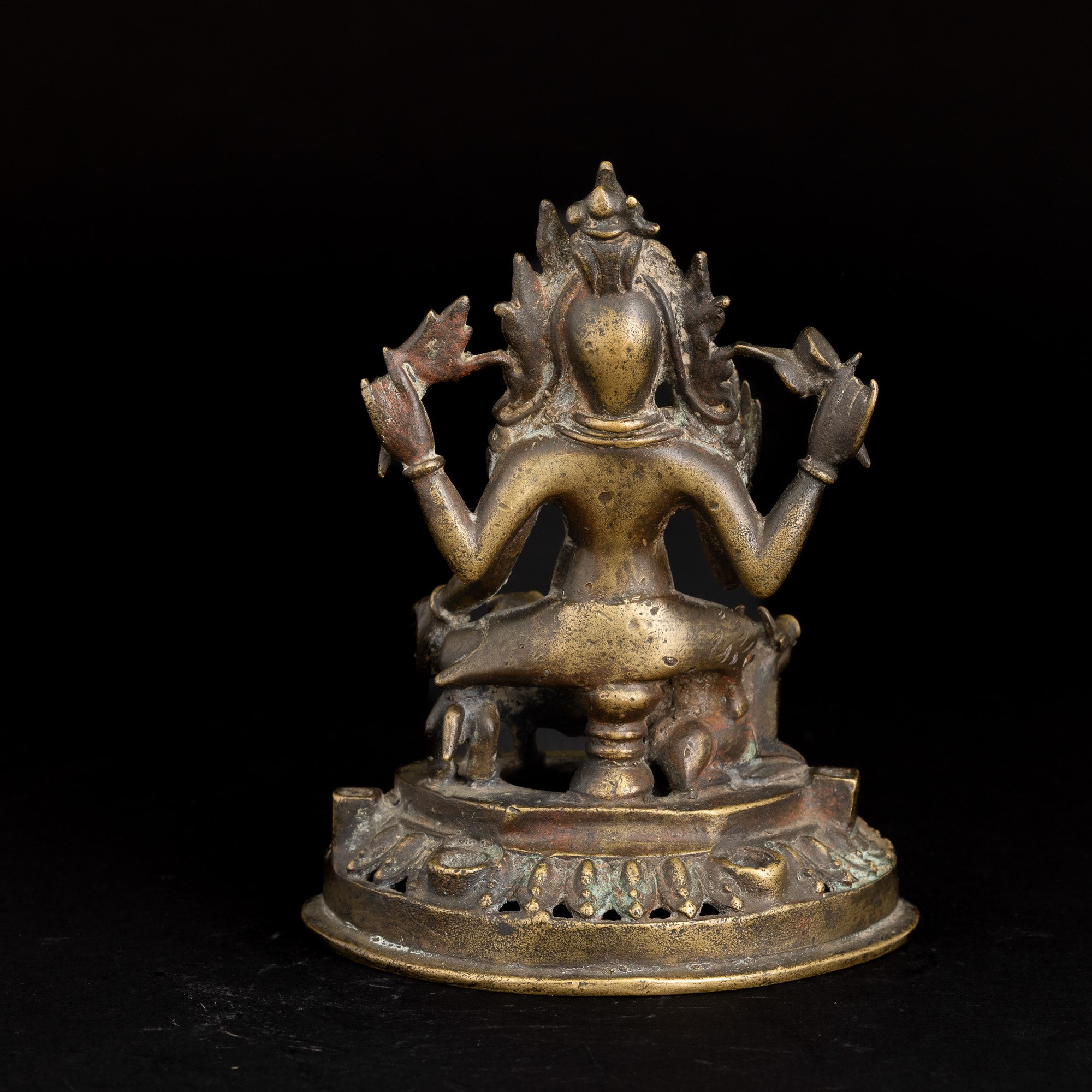 Figura di Bhairava su Fiore di Loto in Bronzo, Cina, Dinastia Qing, Epoca Qianlong (1736-1796)