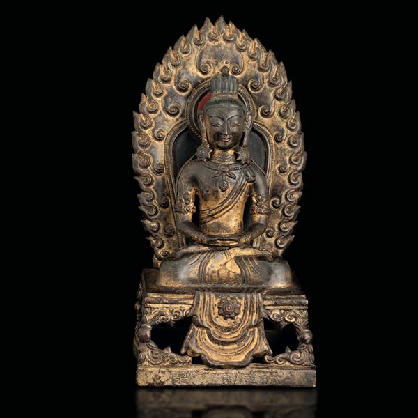 Figura di Buddha Amitayus seduto con aura in bronzo dorato e tracce di monocromia, Cina, Dinastia Qing, marca e del periodo Qianlong (1736-1796), Da Qing Qian Long Geng Zi Nian Jing Zao