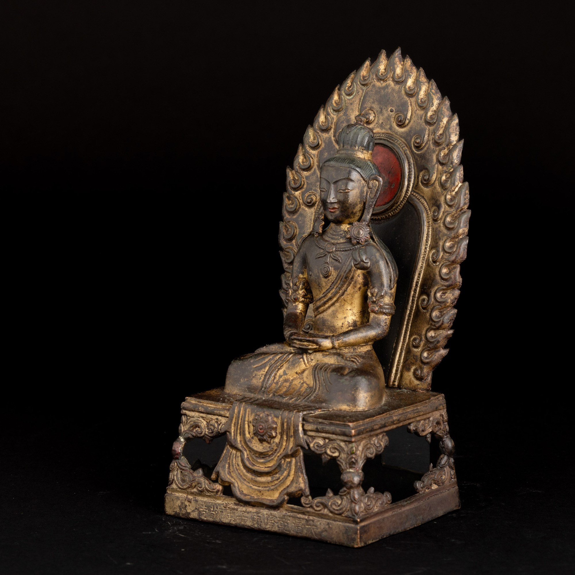 Figura di Buddha Amitayus Seduto con Aura in Bronzo Dorato e Tracce di Monocromia, Cina, Dinastia...
