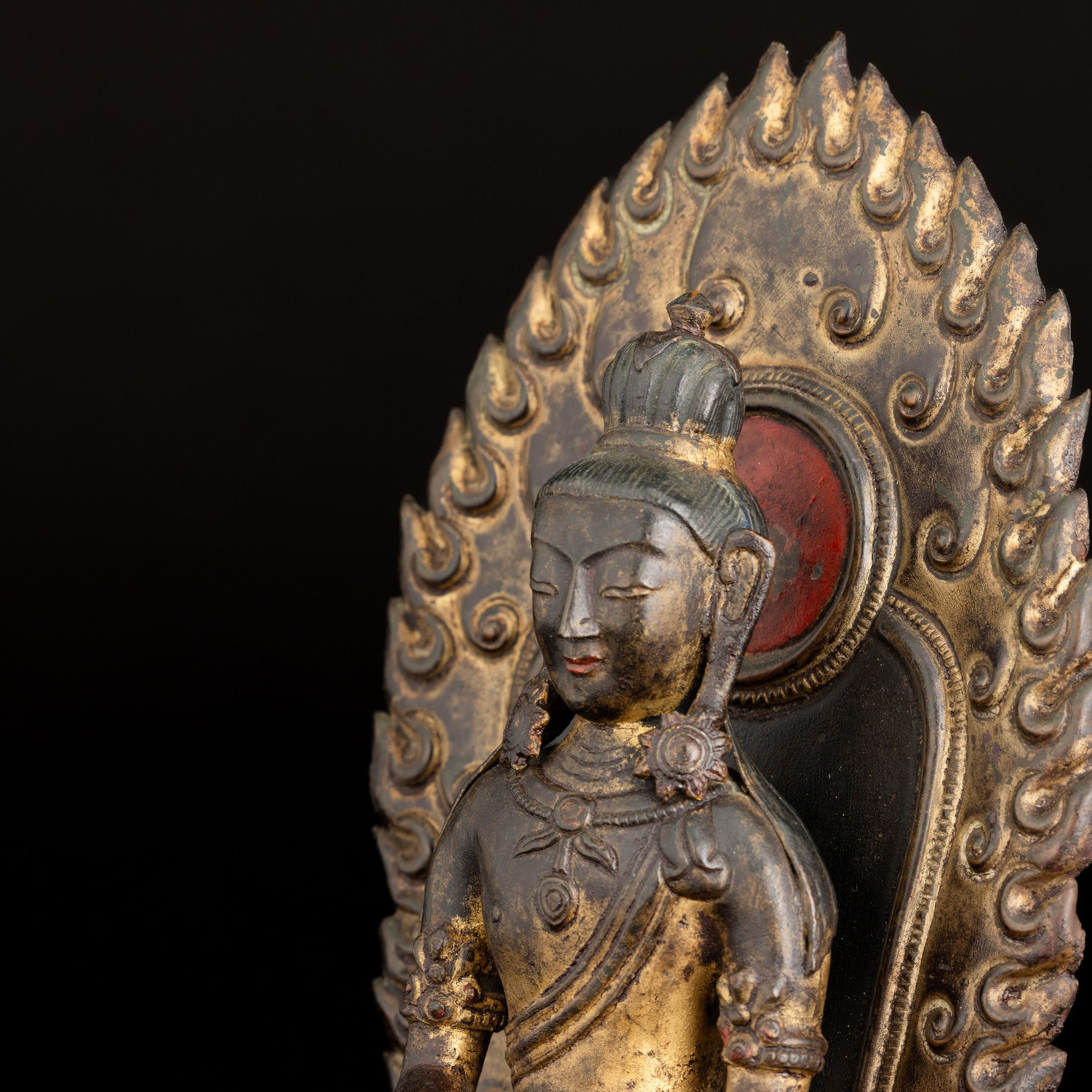 Figura di Buddha Amitayus Seduto con Aura in Bronzo Dorato e Tracce di Monocromia, Cina, Dinastia...