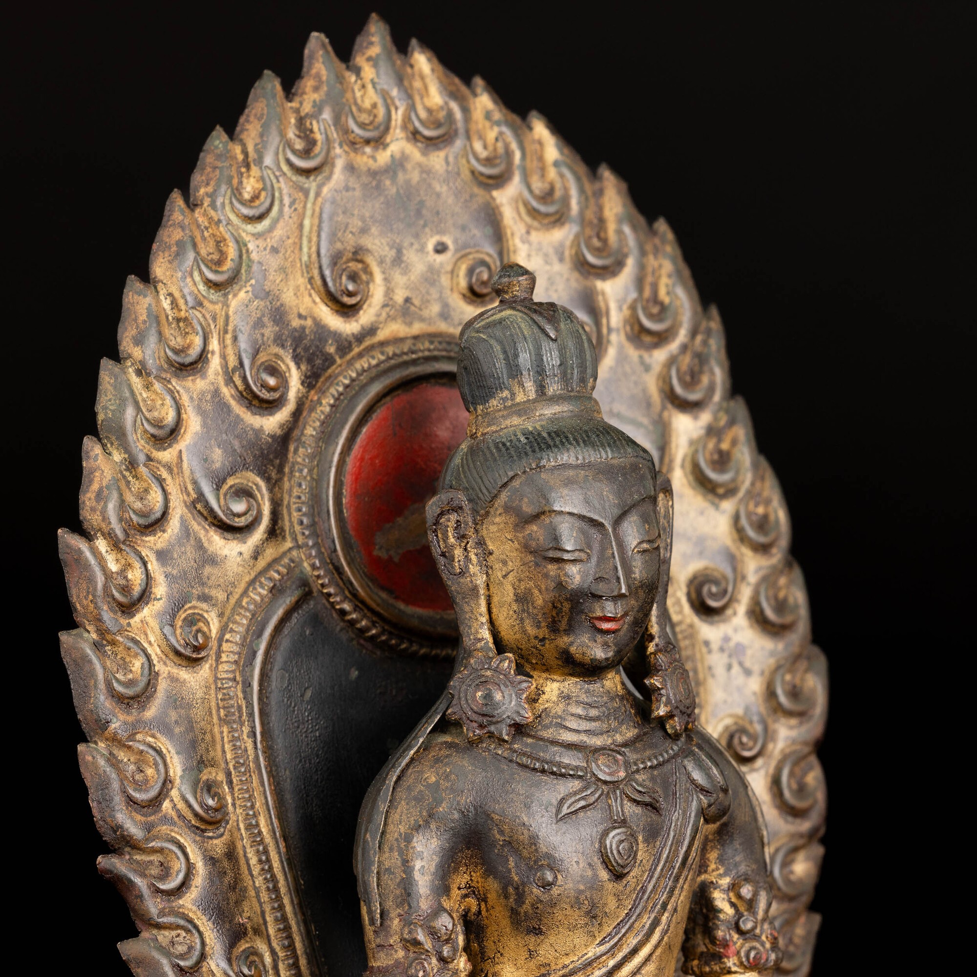Figura di Buddha Amitayus Seduto con Aura in Bronzo Dorato e Tracce di Monocromia, Cina, Dinastia...