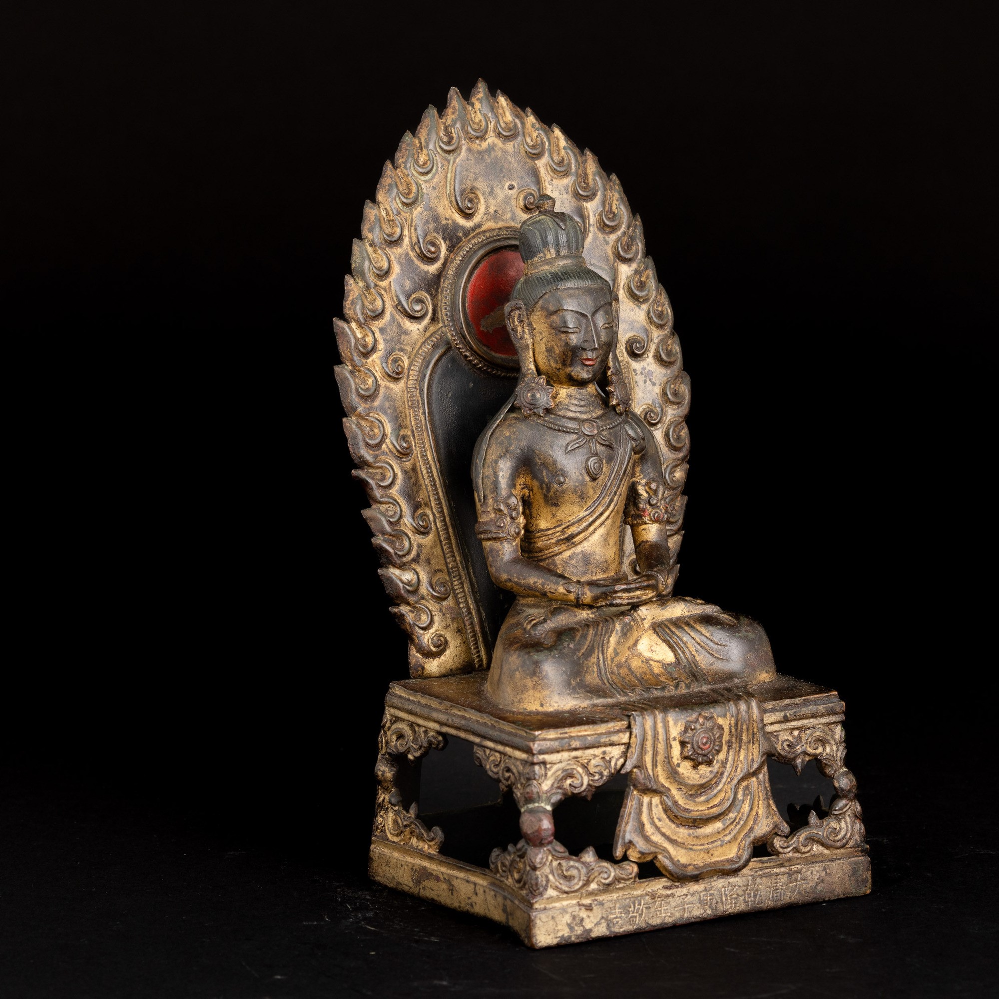 Figura di Buddha Amitayus Seduto con Aura in Bronzo Dorato e Tracce di Monocromia, Cina, Dinastia...
