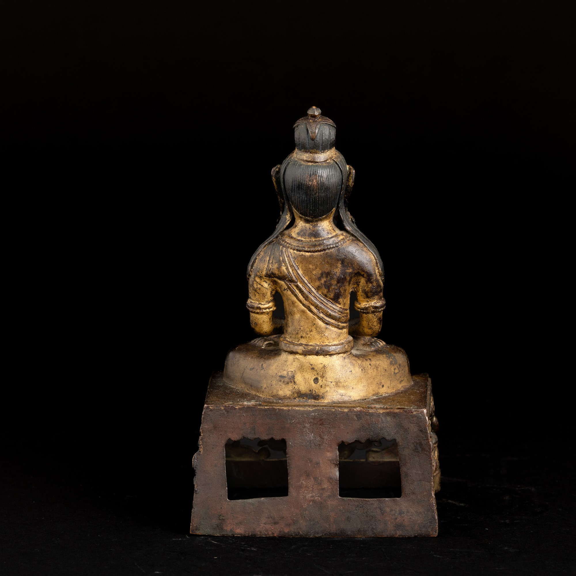 Figura di Buddha Amitayus Seduto con Aura in Bronzo Dorato e Tracce di Monocromia, Cina, Dinastia...