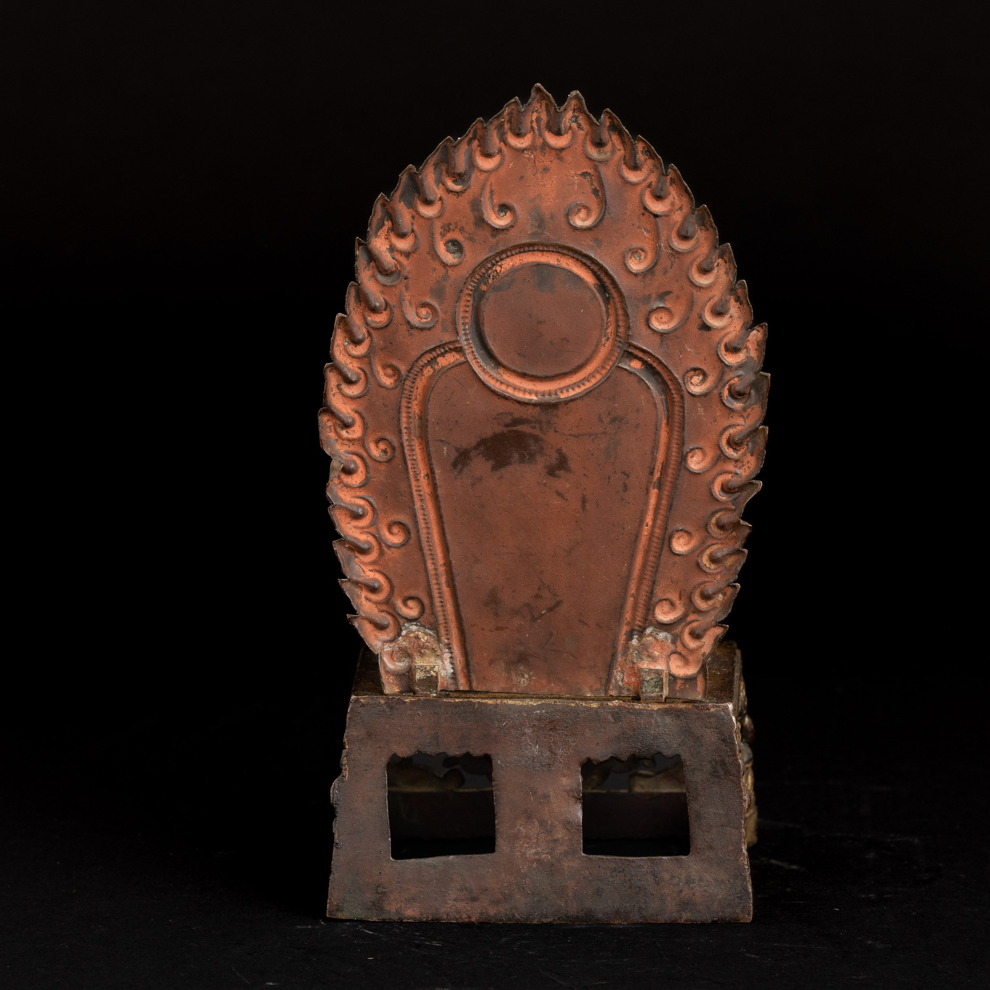 Figura di Buddha Amitayus Seduto con Aura in Bronzo Dorato e Tracce di Monocromia, Cina, Dinastia...