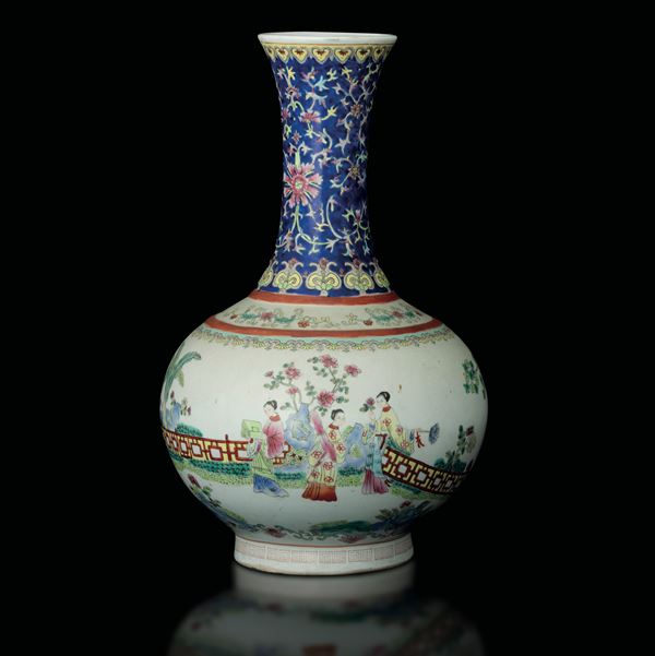Vaso in porcellana policroma raffigurante scena di corte con motivi floreali e geometrici, Cina, XX secolo