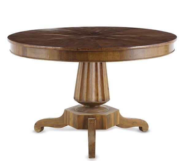Tavolo lastronato con piano circolare. XIX secolo