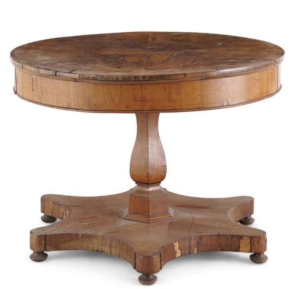 Tavolo tondo in legno lastronato. XIX secolo