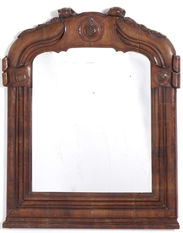 Caminiera in legno intagliato. XIX secolo