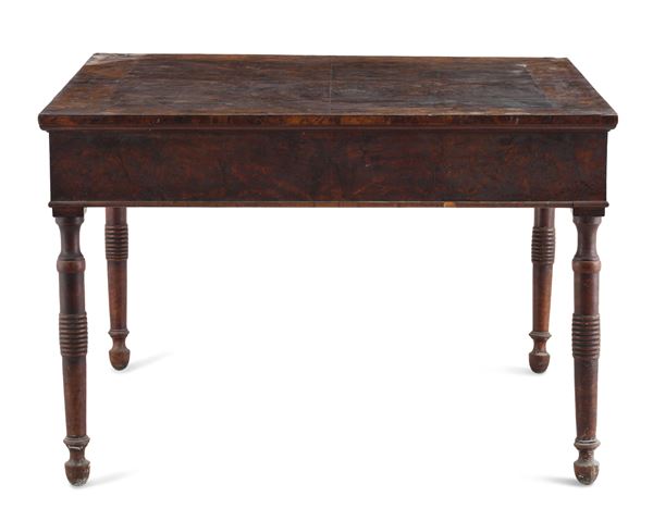 Tavolo quadrato in legno lastronato in radica. XIX secolo