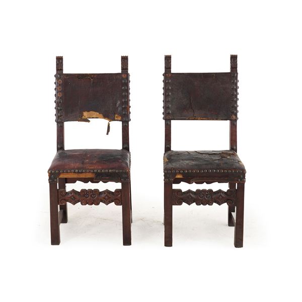 Coppia di seggioloni in legno scolpito. XIX-XX secolo