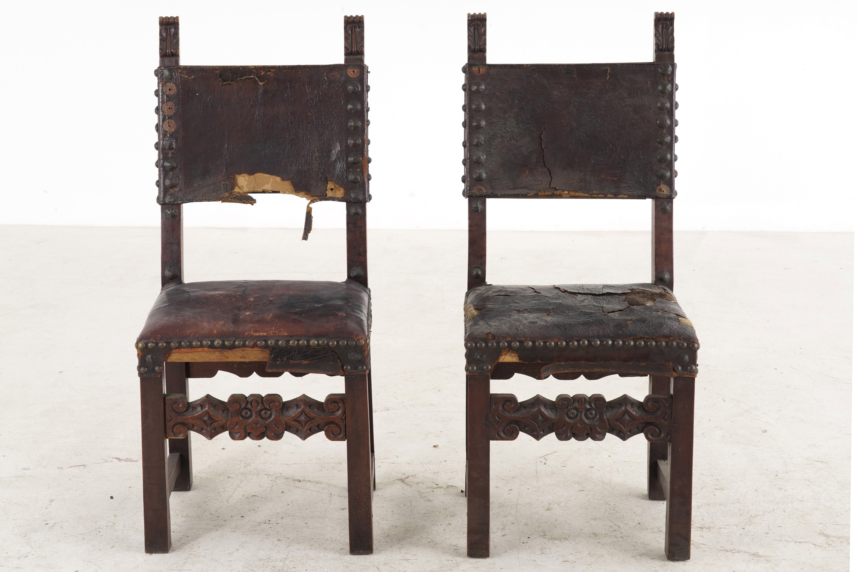 Coppia di seggioloni in legno scolpito, XIX-XX secolo
