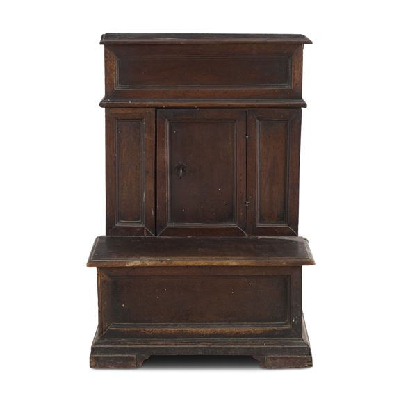 Inginocchiatoio in legno. Elementi antichi