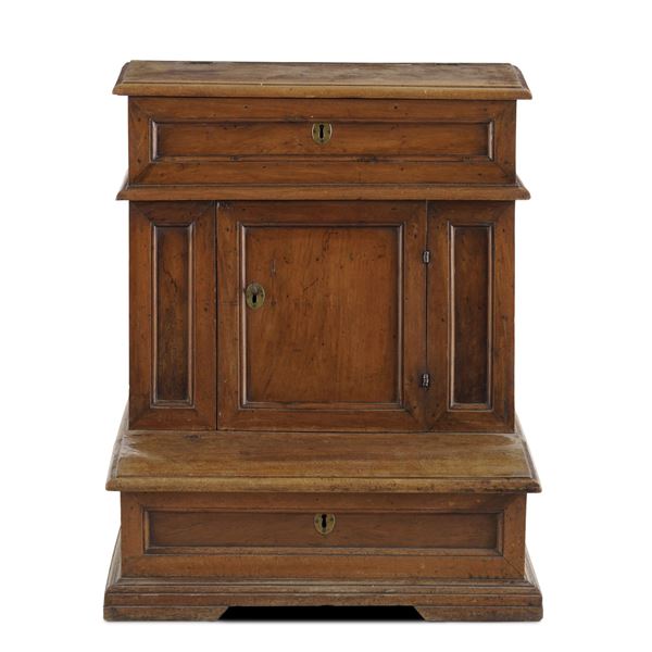 Inginocchiatoio in noce. XVII-XVIII secolo