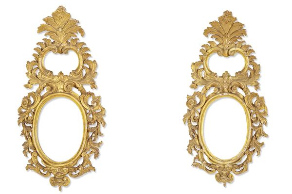 Coppia di specchiere in legno intagliato e dorato. Inizio XIX secolo