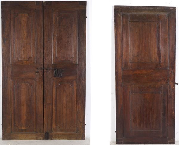 Coppia di anctiche ante in legno e una diversa