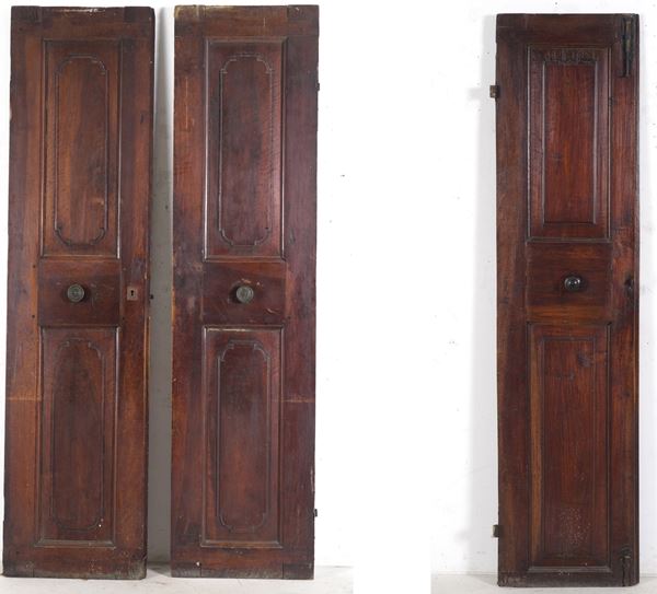 Coppia di ante in legno e una diversa