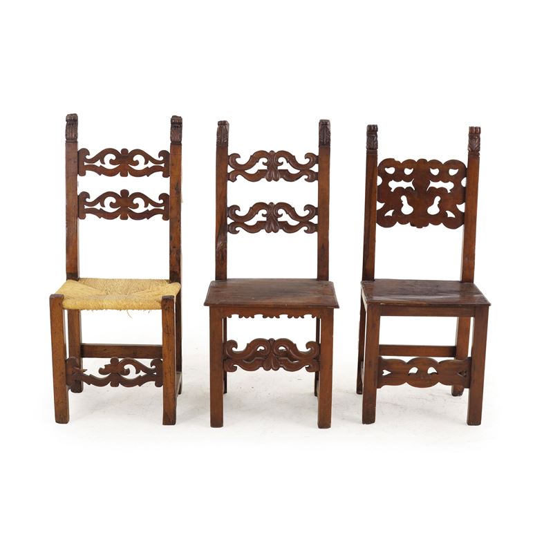 Tre antichi seggioloni in legno intagliato. XVII-XVIII secolo  - Asta Antiquariato - Cambi Casa d'Aste