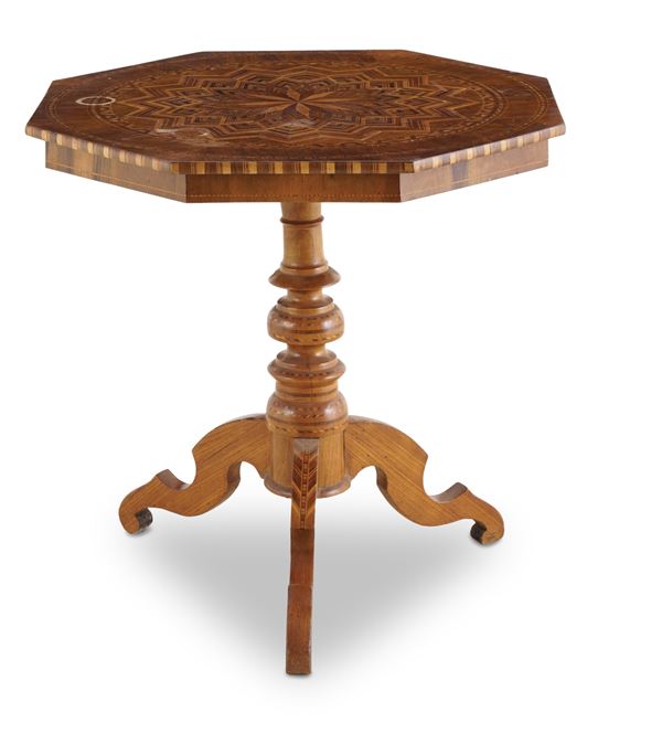Tavolino con piano ottagonale intarsiato a motivo geometrico. XIX secolo