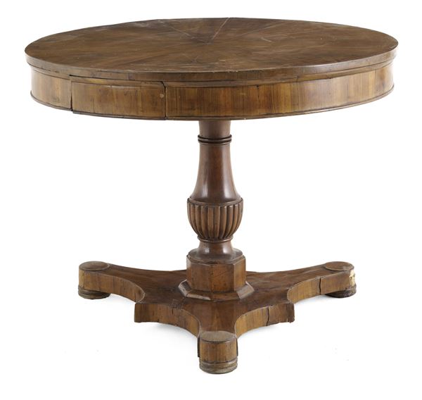 Tavolo tondo in legno lastronato. XIX secolo