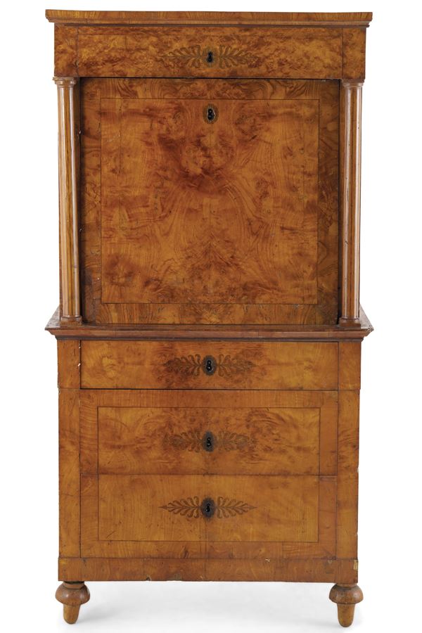 Secretaire lastronato in radica e filettato. XIX secolo