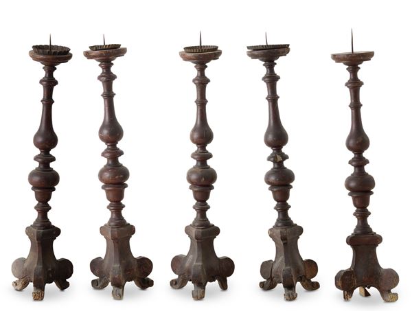 Lotto composto da cinque torciere in legno intagliato. XVIII secolo