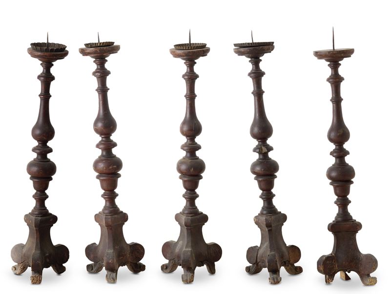 Lotto composto da cinque torciere in legno intagliato. XVIII secolo  - Auction Antiquariato - Cambi Casa d'Aste