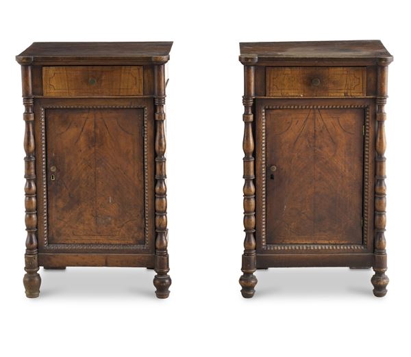 Coppia di comodini ad un'anta. XIX-XX secolo