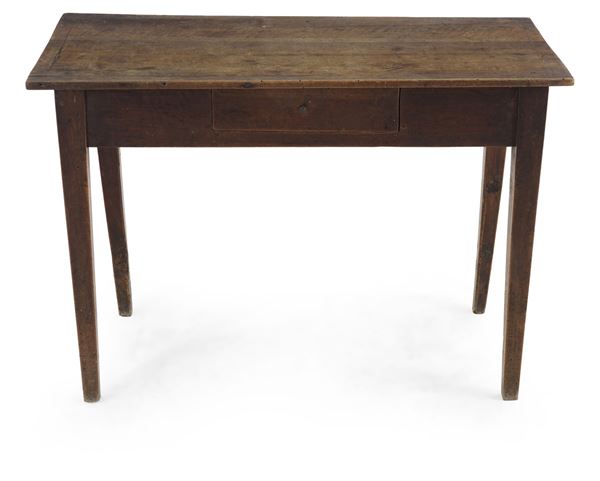 Piccolo scrittoio in legno con cassetto. XVIII secolo