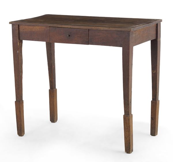 Piccolo scrittoio ad un cassetto. XVIII secolo