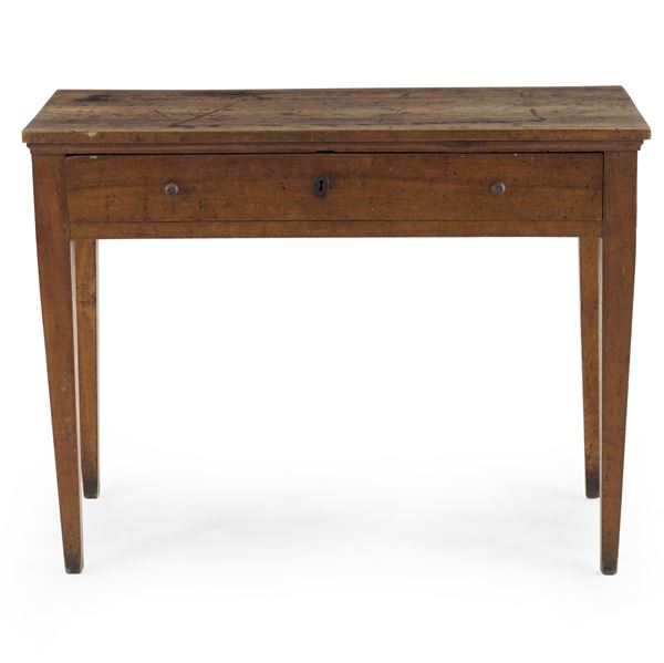 Piccola scrivania ad un cassetto. XVIII-XIX secolo