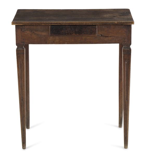 Piccolo scrittoio ad un cassetto. XIX secolo