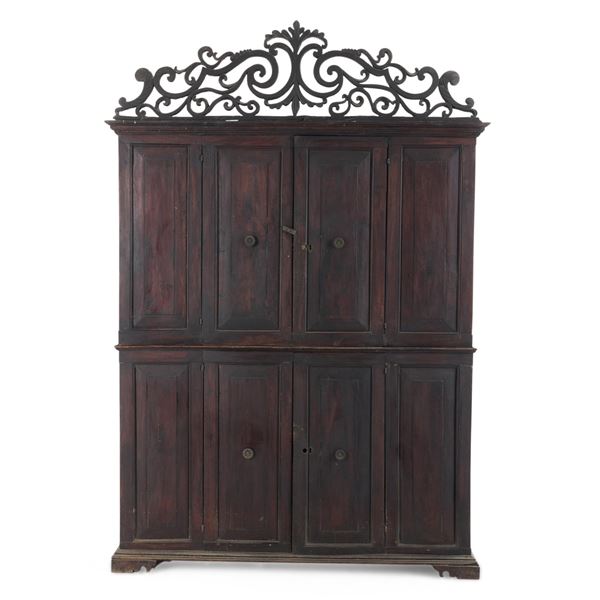 Credenza in legno a due corpi. XVII secolo
